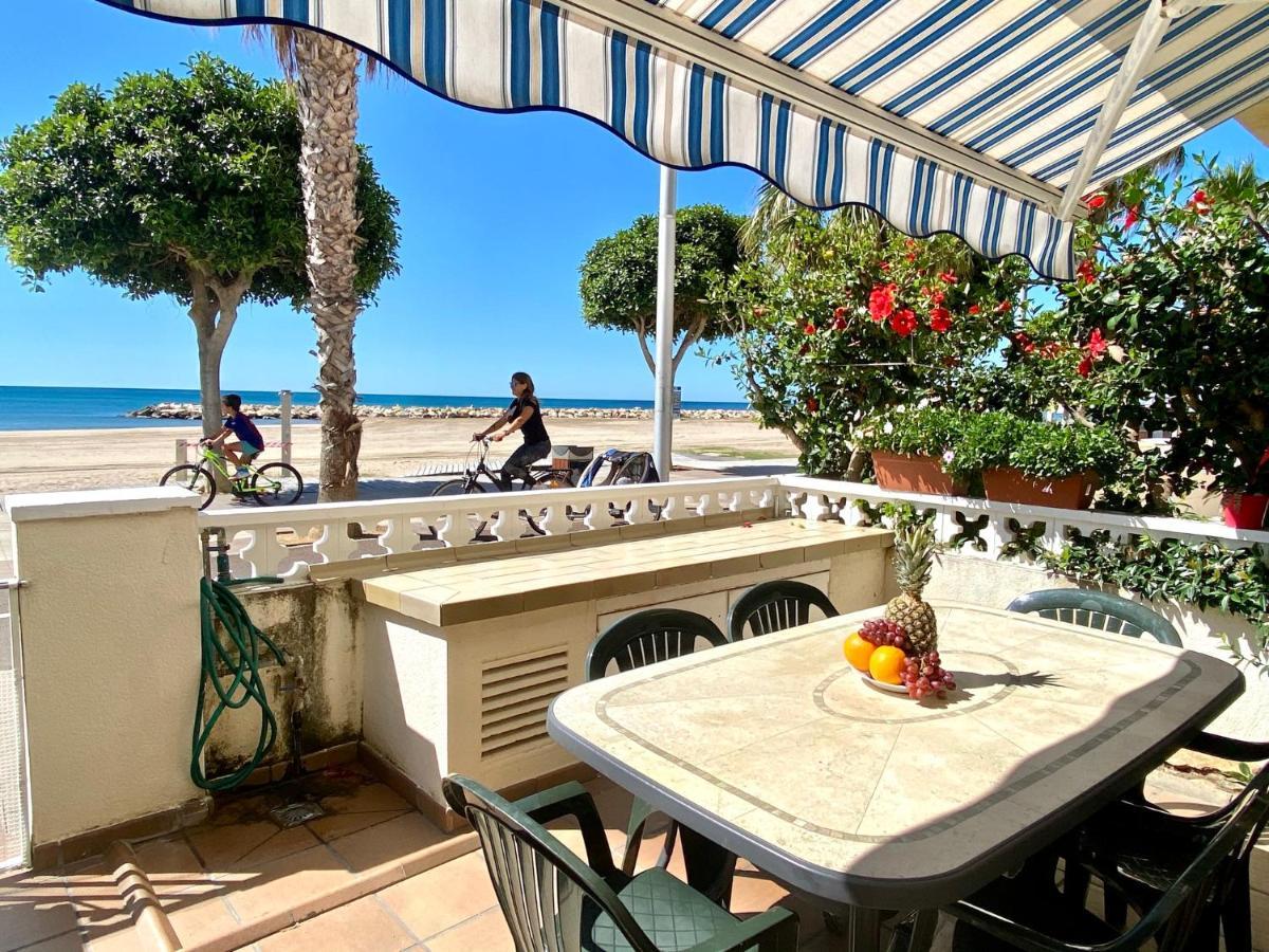 House In Front Of The Beach With Sea View Cambrils Extérieur photo