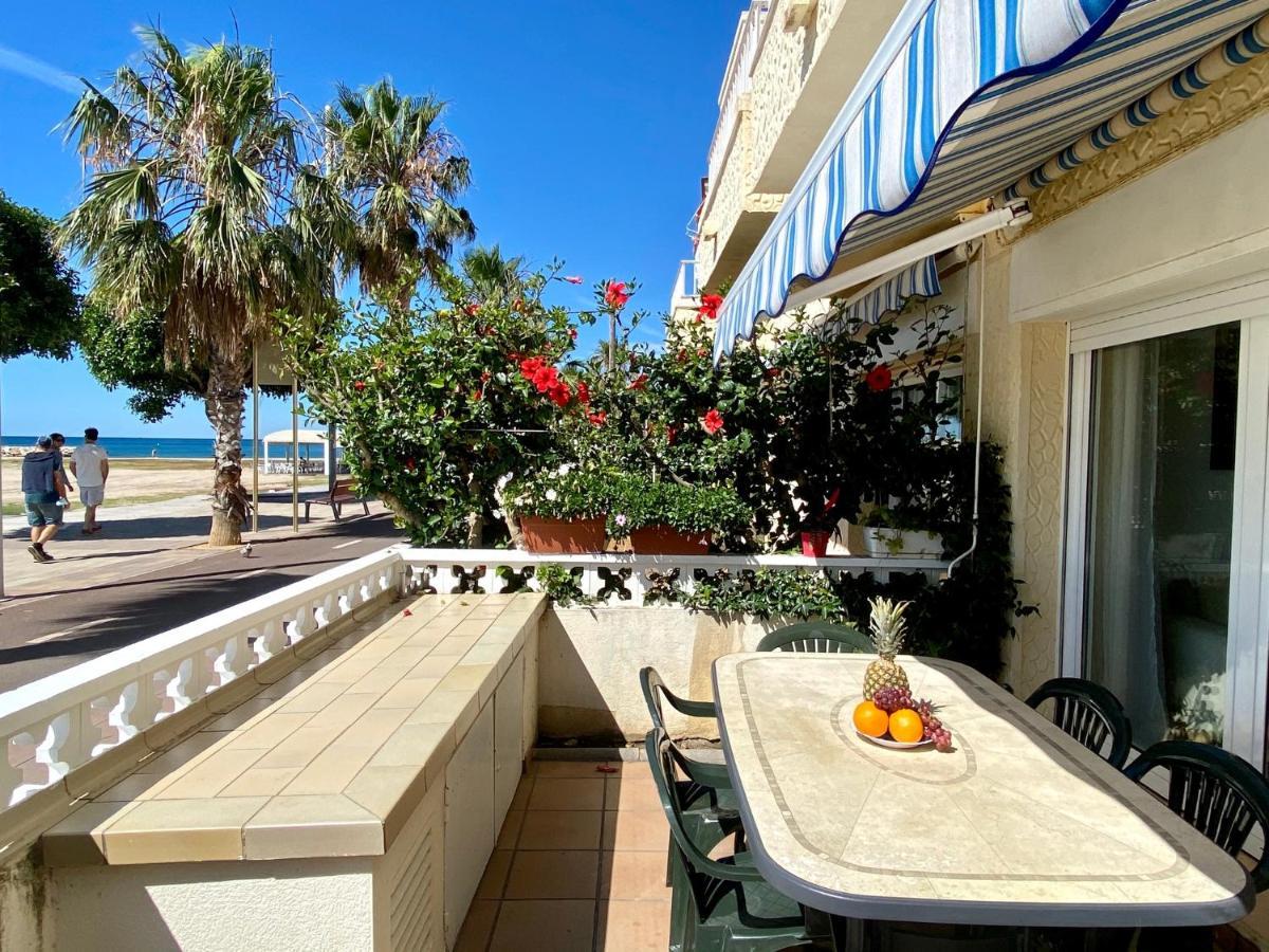 House In Front Of The Beach With Sea View Cambrils Extérieur photo