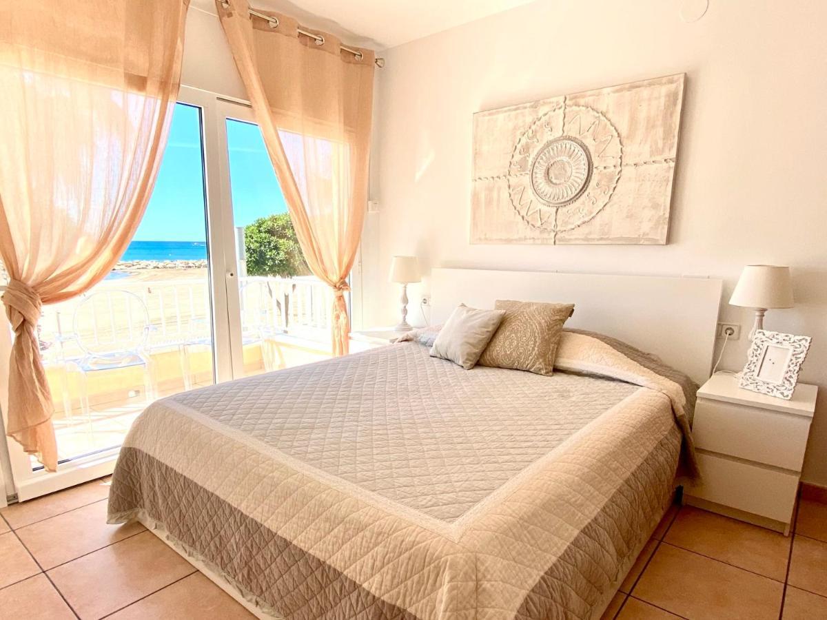 House In Front Of The Beach With Sea View Cambrils Extérieur photo